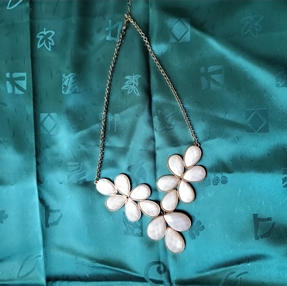 Fashion Flower Petal Bib Necklace in Diamond Cut 15" - Picture 3 of 6